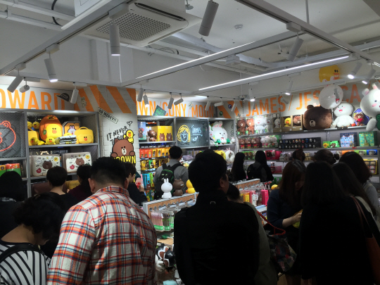지난 4월30일 서울 홍익대 정문 앞에 위치한 엘큐브 매장 내 라인스토어에서 고객들이 제품을 둘러보고 있다./이지윤기자