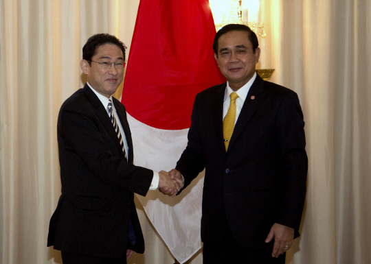 2일 기시다 후미오 일본 외무상이 태국 방콕을 찾아 프라윳 찬오차 태국 총리와 인사하고 있다. /방콕=AP연합뉴스