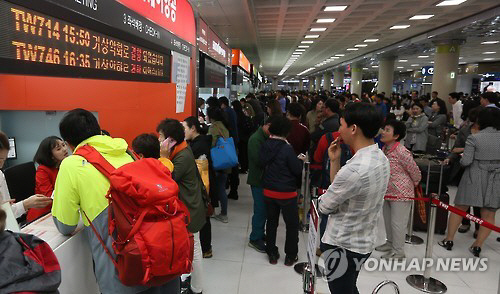 제주공항에 강한 비바람이 계속돼 항공편이 무더기로 결항되면서 승객 1만4,000명이 공항에 발이 묶였다./사진=연합뉴스