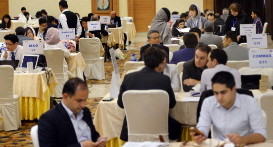 2일 오후(현지시간) 이란 테헤란 에빈호텔에서 열린 한-이란 1대1 비즈니스 상담회에서 참석자들이 무역 상담을 하고 있다. /테헤란=연합뉴스