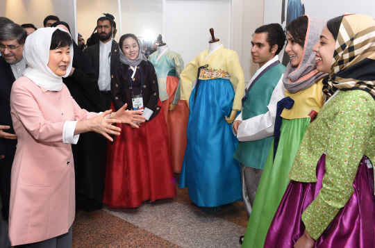 박근혜 대통령이 2일 오후(현지시간) 테헤란 밀라드타워에서 열린 ‘K컬처’ 전시에 참석해 한복을 입은 이란 젊은이들과 대화를 하고 있다.  /테헤란=연합뉴스