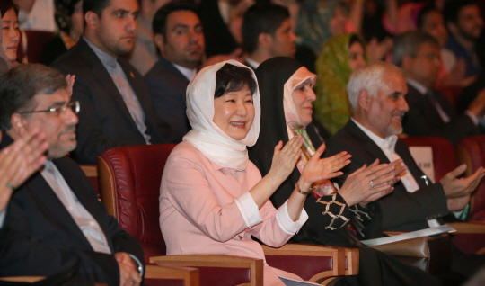 박근혜 대통령이 2일 오후(현지시간) 테헤란 밀라드타워에서 열린 ‘한-이란 문화공감’ 공연을 관람하며 박수를 치고 있다. /테헤란=연합뉴스