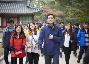 안민수(앞줄 오른쪽) 삼성화재 사장이 지난 달 16일 서울 종묘에서 직원들과 함께 걸으며 이야기를 나누고 있다./사진제공=삼성화재