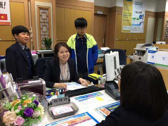 NH농협은행 직원이 3일 서울 동대문구 농협은행 전농동지점에서 휘경중학교 학생들을 대상으로 ‘행복채움금융-은행직업체험교실’을 진행하고 있다./사진제공=NH농협은행