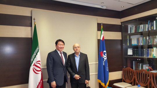 최태원(왼쪽) SK 회장이 3일(현지시간) 이란 테헤란에 있는 이란 국영석유회사 NIOC 본사를 찾아 로크노딘 자바디 최고경영자(CEO) 겸 이란 석유부 부장관과 만나 자원 분야에서의 협력 방안을 논의한 뒤 기념촬영을 하고 있다. /사진제공=SK