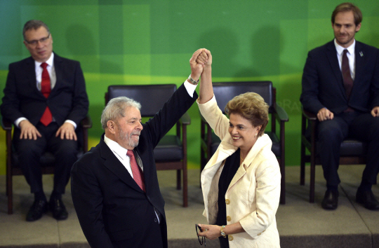 지우마 호세프(오른쪽) 브라질 대통령이 지난 3월 루이스 이나시우 룰라 다 시우바 전 대통령을 수석 장관으로 임명한 뒤 손을 맞잡고 있다. /출처=위키피디아