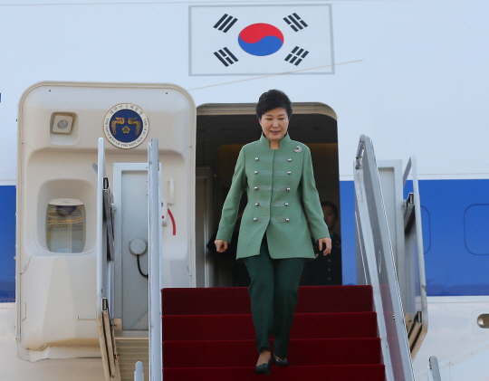 이란 방문을 마친 박근혜 대통령이 4일 경기도 성남의 서울공항에 도착해 전용기에서 내려오고 있다. /연합뉴스