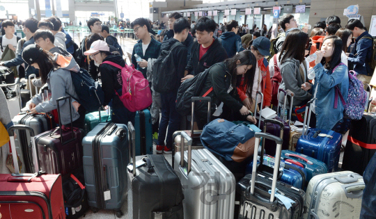 황금연휴를 하루 앞둔 4일 오전 인천시 중구 인천국제공항 출국장이 여행객들로 붐비고 있다./영종도=이호재기자.s020792@sedaily.com