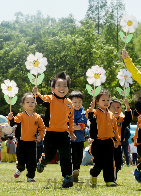 어린이날을 하루 앞둔 4일 오전 서울 마포구 월드컵공원 난지잔디광장에서 열린 '2016 마포어린이축제'에서 어린이들이 즐겁게 달리고 있다./송은석기자songthomas@sedaily.com