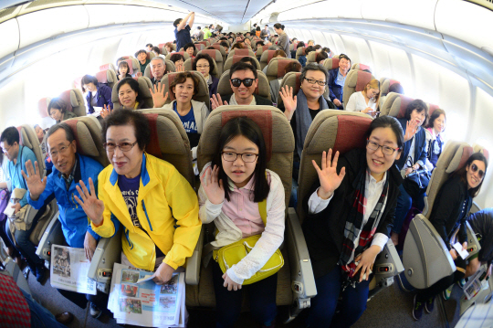 황금연휴를 하루 앞둔 4일 오전 인천공항발 타이페이행 아시아나 항공기 OZ711편 기내에서 탑승객들이 이륙을 앞두고 즐거워하고 있다./영종도=이호재기자.