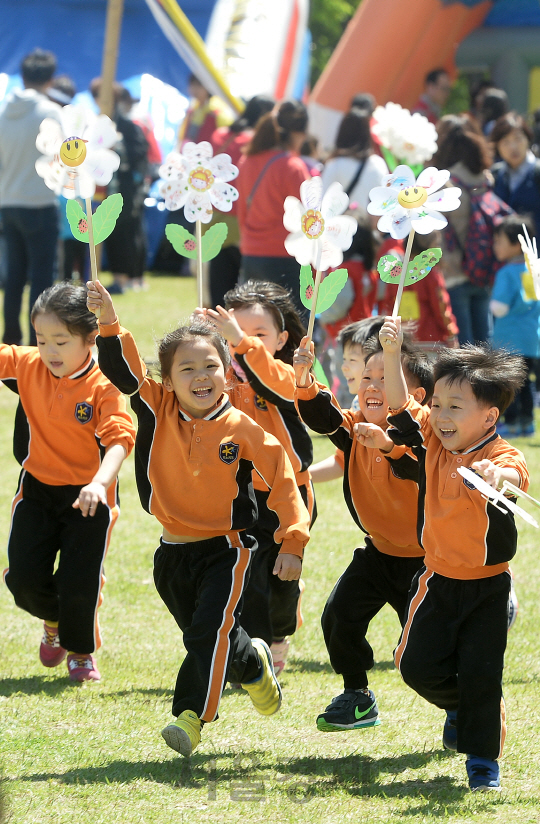 어린이날을 하루 앞둔 4일 오전 서울 마포구 월드컵공원 난지잔디광장에서 열린 '2016 마포어린이축제'에서 어린이들이 즐겁게 달리고 있다./송은석기자songthomas@sedaily.com