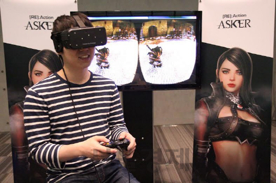 게임 이용자가 가상현실(VR) 기기 ‘오큘러스’로 네오위즈게임즈의 신작 ‘애스커’를 즐기고 있다. /사진제공=네오위즈게임즈