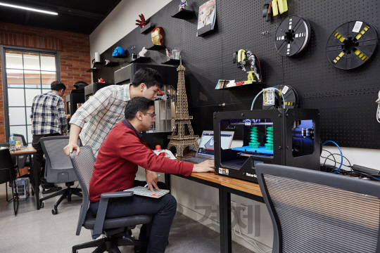 수원 ‘삼성 디지털시티’ 내에 C랩 전용 공간인 C-Space가 마련돼 임직원들이 3D 프린터를 활용해 아이디어 구현을 위한 테스트 제품을 만들어보고 있다./사진제공=삼성전자