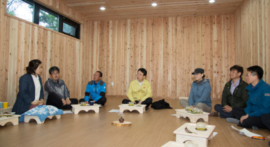 김용하(사진 왼쪽에서 네번째) 산림청 차장은 ‘서귀포 치유의 숲’을 방문해 시설물 등을 점점한 뒤?관계자들과 대화를 나누고 있다. 사진제공=산림청