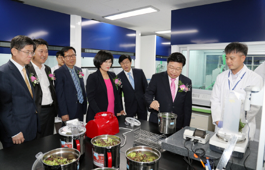 권선택(사진 오른쪽에서 두번째) 대전시장이 대전 오정동농수산물도매시장에 마련한 농수산물현장검사소에 들러 농산물검사를 해보고 있다. 사진제공=대전시