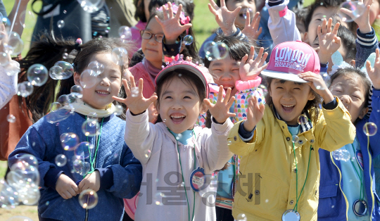 어린이날을 하루 앞둔 4일 오전 서울 마포구 월드컵공원 난지잔디광장에서 열린 '2016 마포어린이축제'에서 어린이들이 비누방울 쇼를 보며 즐거워하고 있다./송은석기자songthomas@sedaily.com