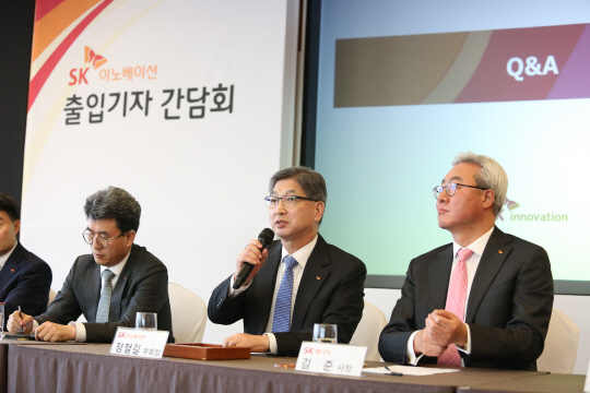 정철길(가운데) SK이노베이션 부회장이 지난달 20일 서울 서린동 SK본사에서 열린 기자간담회에서 말하고 있다. /사진제공=SK이노베이션