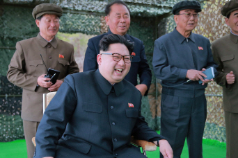 지난달 24일 잠수함발사탄도미사일 발사 장면을 참관하고 있는 북한 김정은 국방위원회 제1위원장. /연합뉴스