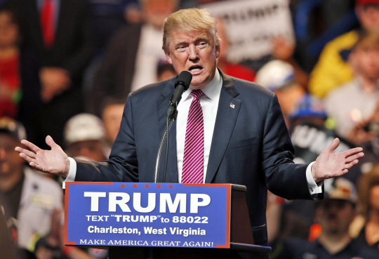 <YONHAP PHOTO-1326> Republican presidential candidate Donald Trump gestures during a rally in Charleston, W.Va., Thursday, May 5, 2016. (AP Photo/Steve Helber)/2016-05-06 10:26:06/<저작권자 ⓒ 1980-2016 ㈜연합뉴스. 무단 전재 재배포 금지.>