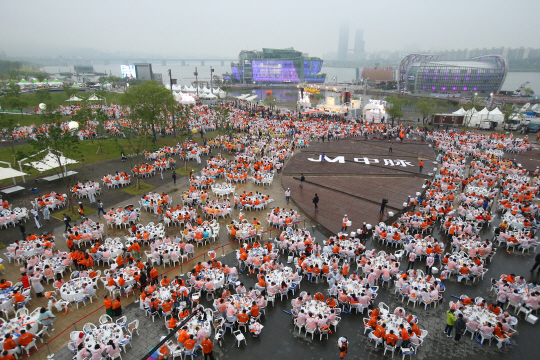 <YONHAP PHOTO-2564> 유커 4천여명 삼계탕 파티      (서울=연합뉴스) 김도훈 기자 = 중국 건강보조제품 제조회사 중마이그룹 임직원 4천여명이 6일 오후 서울 반포한강공원에서 삼계탕 파티를 즐기고 있다. 2016.5.6      superdoo82@yna.co.kr/2016-05-06 19:15:25/<저작권자 ⓒ 1980-2016 ㈜연합뉴스. 무단 전재 재배포 금지.>