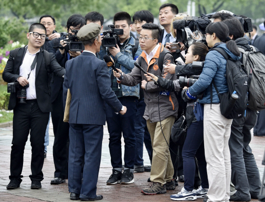 (평양 교도=연합뉴스) ‘김정은 시대’의 선포를 공식화하는 북한의 제7차 노동당 대회가 6일 개막했다. 사진은 당 대회와 관련 외신 기자들이 열띤 취재 경쟁을 벌이고 있다. 2016.5.6      choinal@yna.co.kr/2016-05-06 14:03:59/<저작권자 ⓒ 1980-2016 ㈜연합뉴스. 무단 전재 재배포 금지.>