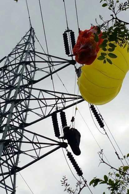 <YONHAP PHOTO-2151> 정읍서 패러글라이딩하던 중학생 철탑 걸려      (정읍=연합뉴스) 6일 오후 1시 46분께 전북 정읍시 입암면 등천리 야산 철탑에 패러글라이딩을 하던 유모(15)군이 추락 도중 걸려 소방당국이 구조 중이다. 유군은 고창군수배 패러글라이딩 대회 중 사고가 나자 보조 낙하산을 펴 내려오던 중 철탑에 걸린 것으로 알려졌다. 2016.5.6 [전북소방본부]      sollenso@yna.co.kr/2016-05-06 15:32:16/<저작권자 ⓒ 1980-2016 ㈜연합뉴스. 무단 전재 재배포 금지.>