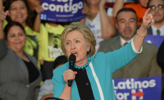 <YONHAP PHOTO-1601> Former Secretary of State and Democratic presidential candidate Hillary Clinton addresses supporters during a rally at East Los Angeles College in Los Angeles on May 5, 2016. Clinton derided presumptive Republican presidential nominee Donald Trump as a “loose cannon” and a “risk we cannot afford.‘”  Photo by Jim Ruymen/UPI./2016-05-06 11:47:46/<저작권자 ⓒ 1980-2016 ㈜연합뉴스. 무단 전재 재배포 금지.>