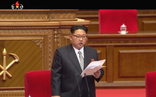 북한 김정은 국방위원회 제1위원장은 6일 개막한 노동당 제7차 당 대회에서 연설하고 있다. /평양=AP연합뉴스