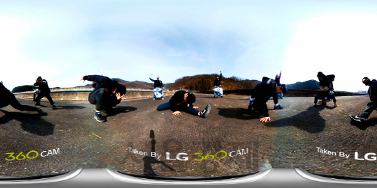 댄스팀 ‘진조크루’와 브라질 출신 밴드 ‘러퍼커션’이 LG전자의 VR카메라 ‘LG360캠’ 앞에서 현란한 퍼포먼스를 선보이고 있다./사진제공=LG전자