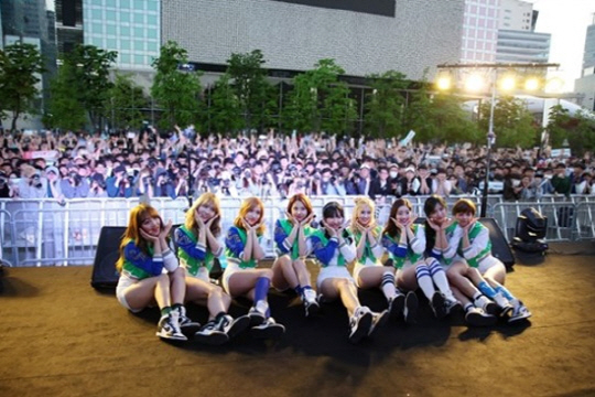 트와이스, 깜짝 게릴라 콘서트 인산인해에 “원스 짱짱!” 감사 인사