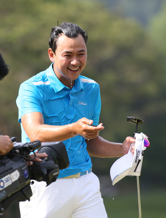 박상현이 8일 GS칼텍스 매경오픈 우승 뒤 축하 물세례를 받고 있다. /사진제공=KPGA