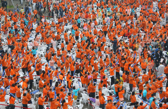중국 중마이그룹  임직원 4,000여명이 지난 6일 오후 서울 반포한강공원에서  삼계탕 파티를 벌이고 있다. /연합뉴스