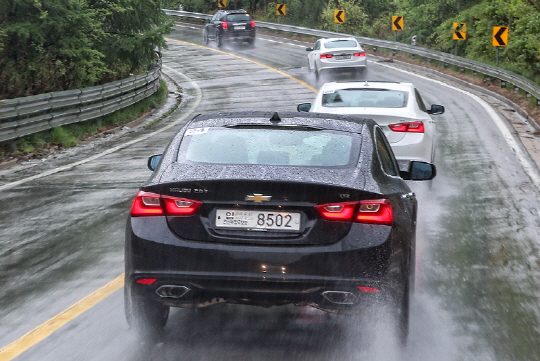 신형 말리부 시승 차량들이 줄지어 비가 내린 도로를 주행하고 있다./사진제공=한국GM