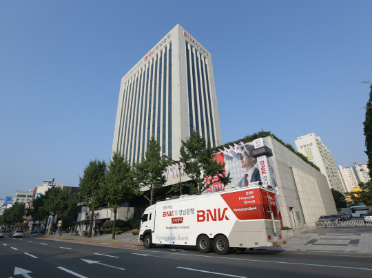 금융 사각지대를 공략하는 BNK경남은행의 무빙뱅크(이동점포) 모습./사진제공=BNK경남은행