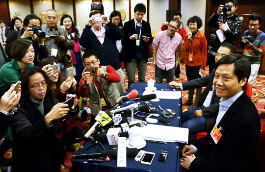 레이 쥔(Lei Jun) 샤오미 CEO(오른쪽)가 지난해 3월 베이징에서 열린 기자회견 도중 촬영에 응하고 있다. 샤오미는 최근 월스트리트저널이 선정한 ‘세계에서 가장 가치있는 스타트업’으로 뽑혔다.