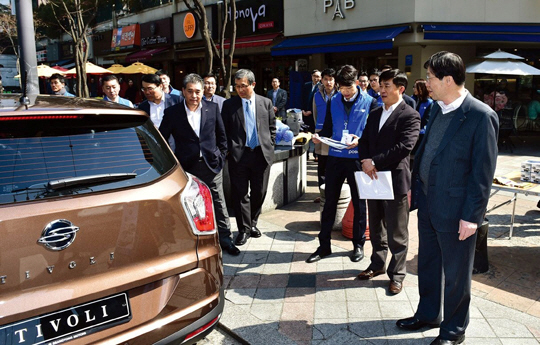 지난 3월 15일 권오준 포스코 회장(맨 오른쪽)이 서울 대치동 포스코센터에서 진행된 쌍용차 ‘티볼리에어’ 판촉현 장을 방문해 차량을 살펴보고 있다.