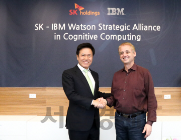 박정호(왼쪽) SK(주)C&C 사장과 데이비드 케니 IBM 왓슨 총괄 사장이 4일(현지시간) 미국 뉴욕 IBM 왓슨 본사에서 양사의 왓슨 기반 인공지능(AI) 사업 계약을 체결한 뒤 협력을 다짐하고 있다. /사진제공=SK(주)C&C