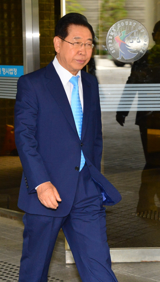 비리 ·뇌물공여 혐의로 기소된 정준양 포스코그룹 전 회장이 9일 오후 서초구 서울중앙지방법원에서 재판을 받고서 법원을 나서고 있다.  /연합뉴스