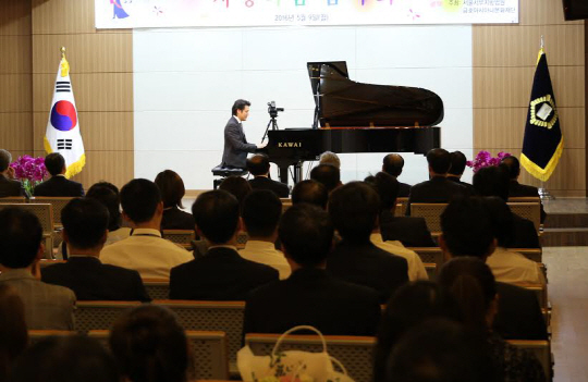 9일 오후 서울 서부지방법원 대강당에서 진행된 ‘찾아가는 사랑의 금호아트홀’ 음악회에서 피아니스트 조재혁이 연주를 하고 있다./사진제공=금호아시아나그룹