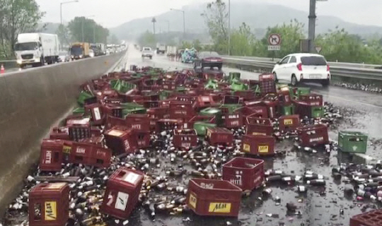 중부고속도로에서 화물차 사고로 일대가 교통 체증을 겪었다./연합뉴스