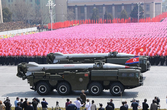 북한이 군사 퍼레이드에서 노동미사일을 선보이고 있다.
