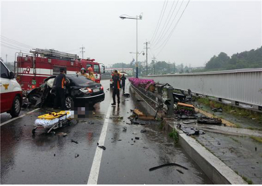 빗길에 여상규 의원의 자동차가 미끄러지는 사고가 발생했다./연합뉴스