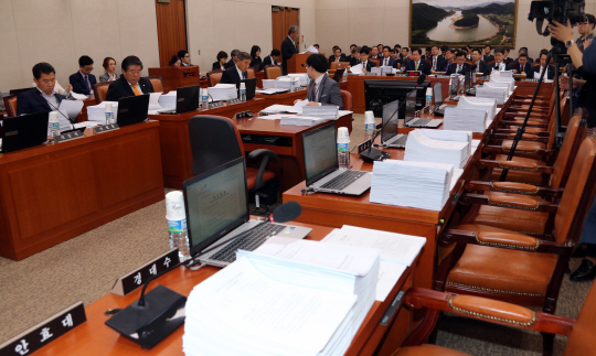 10일 오후 국회 농림축산식품해양수산위원회 전체회의에 새누리당 의원들이 전원 불참한 채 ‘반쪽 회의’가 열리고 있다. /연합뉴스