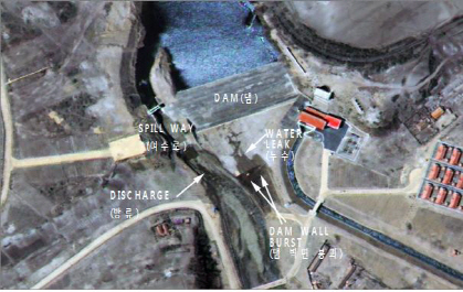 지난 8일 촬영된 북한 양강도 백두산영웅청년3호발전소의 위성사진. 댐에서 물이 새고 일부 벽면은 붕괴된 모습이 드러난다. /연합뉴스