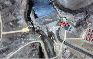 지난 8일 촬영된 북한 양강도의 백두산발전소의 댐에서 물이 방류되는 모습을 담은 위성사진. /연합뉴스