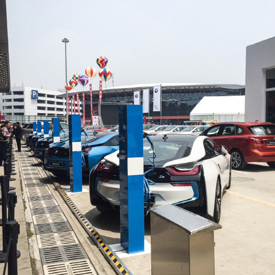 ‘CES 아시아 2016’에서 BMW 테스트 드라이브를 위해 주차돼 있는 전기차들.