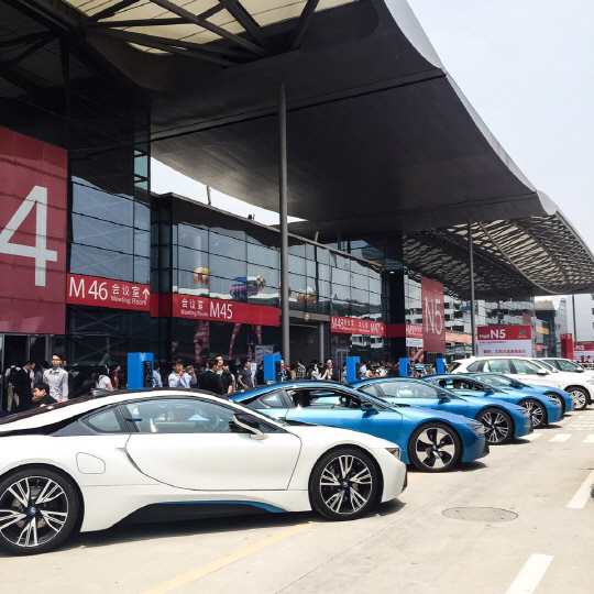 ‘CES 아시아 2016’에서 BMW 테스트 드라이브를 위해 주차돼 있는  전기차들.