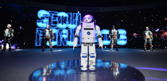 11일 서울 신라호텔에서 열린 ‘서울포럼 2016’ 개막식에서 한국과학기술연구원(KIST)이 개발한 로봇 ‘키보’가 댄스공연을 하고 있다.             /송은석기자