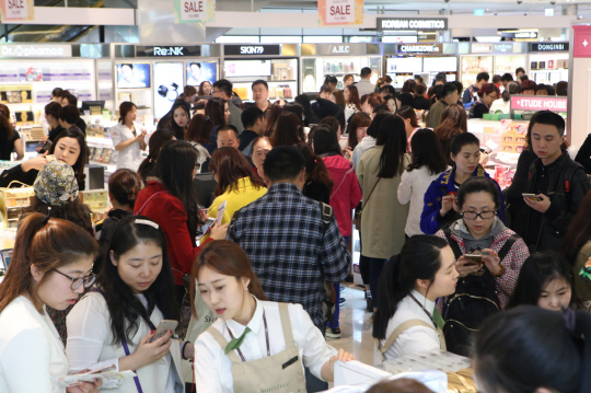 5월 연휴기간 서울 용산 신라아이파크면세점에서 중국인 관광객들이 국산 화장품을 둘러보고 있다. 사진제공=HDC신라면세점
