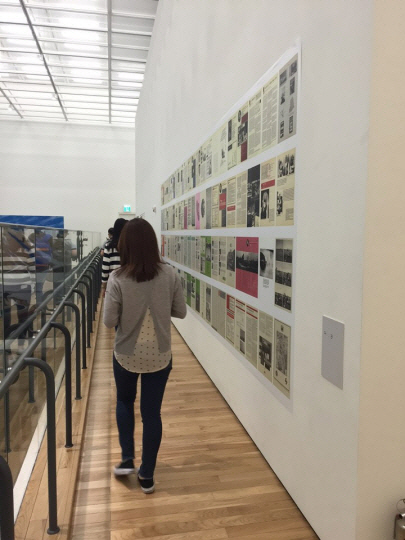 ‘아주 공적인 아주 사적인:1989년 이후 한국현대미술과 사진’전이 열리고 있는 국립현대미술관 서울관의 전시 일부